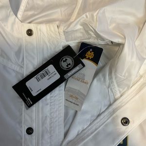 NEW! Under Armor Notre Dame, women’s windbreaker